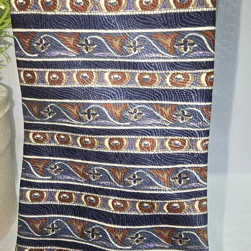GEOFFREY BEENE MENS 100% SILK TIE ABSTRACT LINE DESIGN EUC